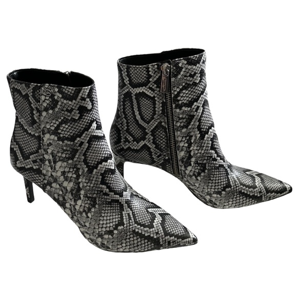 MICHAEL KORS women's b&w alina flex snake embossed leather ankle boot, 7.5 M. - Picture 4 of 7